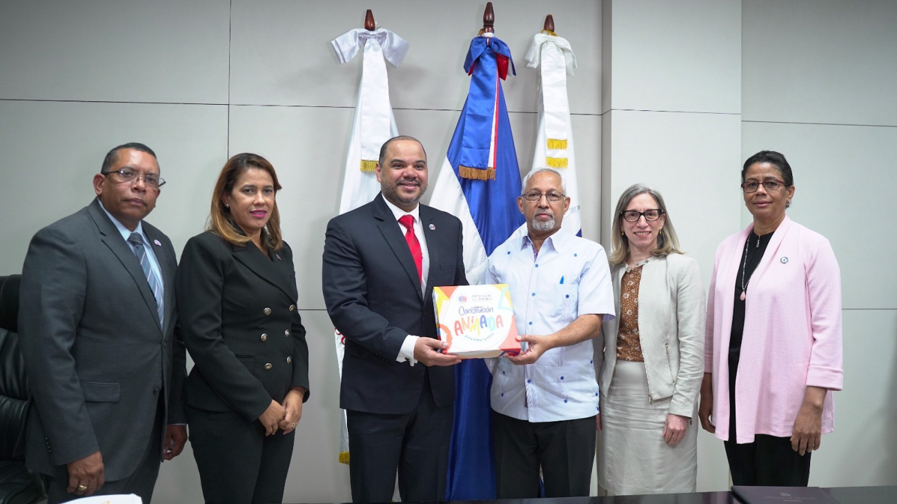 MINERD y Defensor del Pueblo acuerdan promover la Constitución (4) Educación y Defensor del Pueblo acuerdan reforzar enseñanza de la Constitución en las escuelas