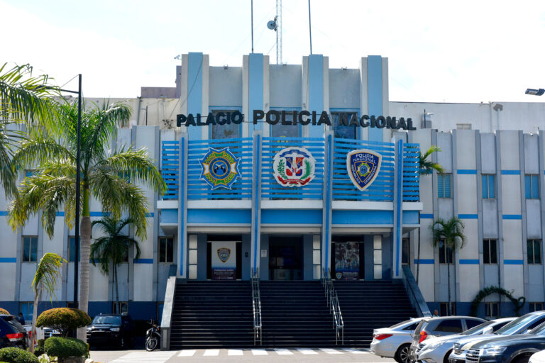 Policía apresa empleado de Car-Wash por robo de arma de fuego