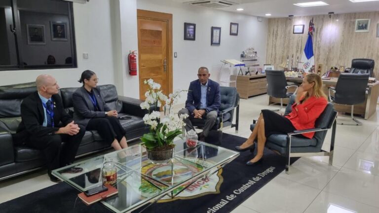 Embajadora de Alemania entrega equipos a la DNCD para combatir narcotráfico