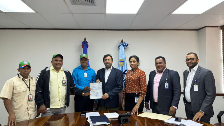 INDRHI aporta RD 365,783.00 para compra de retropala a Junta de Regantes Río Yuna