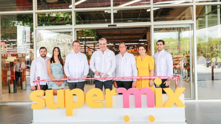 Abinader participa en inauguración de la tienda Supermix