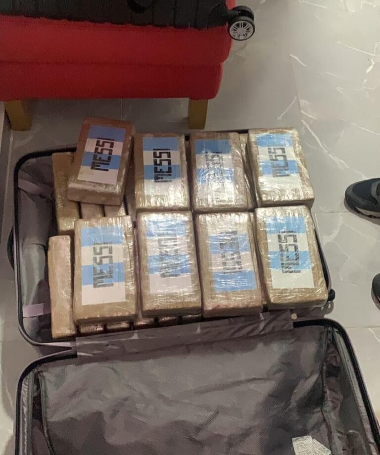 Arrestan cuatro hombres y ocupan 30 paquetes presumiblemente cocaína en Piantini