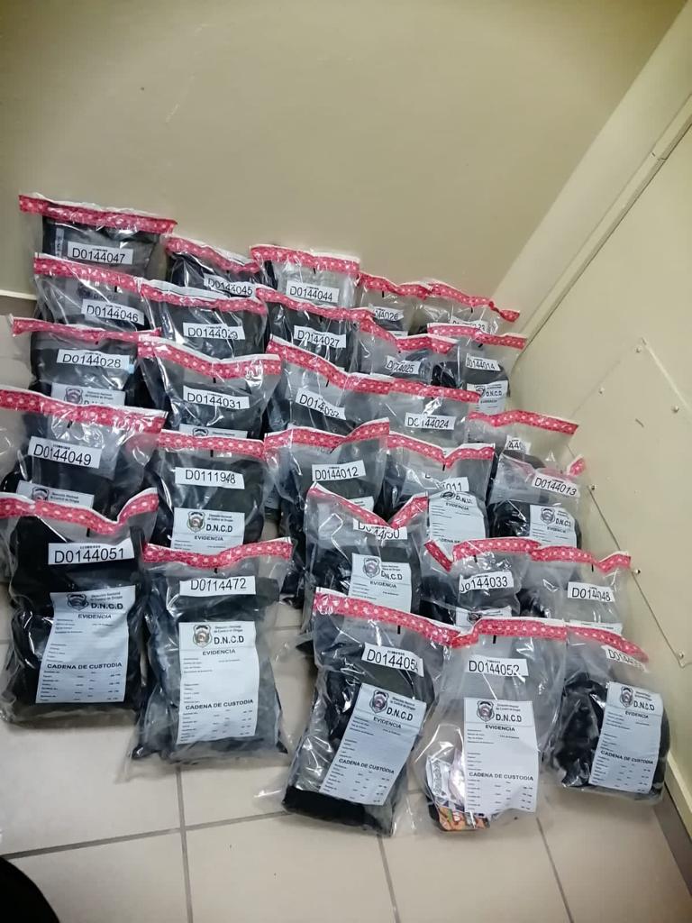 Detienen extranjero en el aeropuerto Cibao con 54 paquetes presumiblemente marihuana