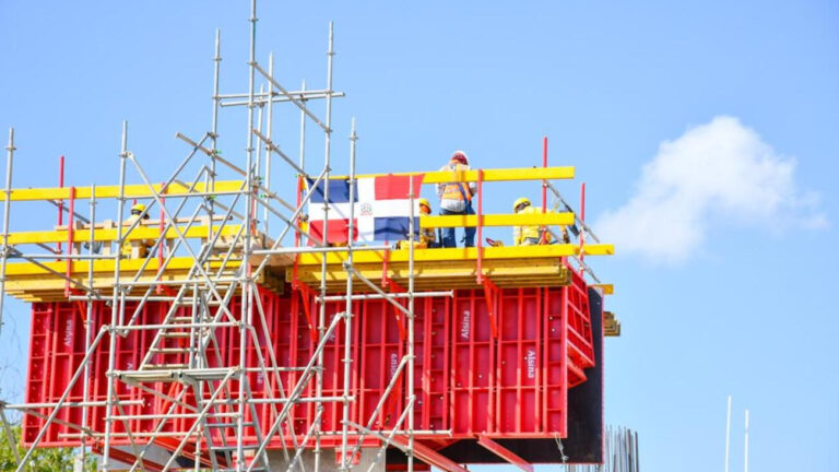 Ministro de la Presidencia valora avances en trabajos construcción del teleférico y el monorriel de Santiago