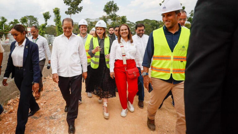 Raquel Peña supervisa obras en San Francisco de Macorís