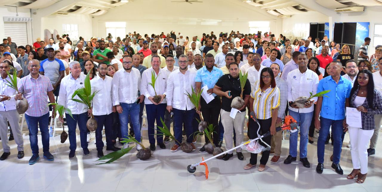1 FEDA lanza proyecto agropecuario "emprende RD"