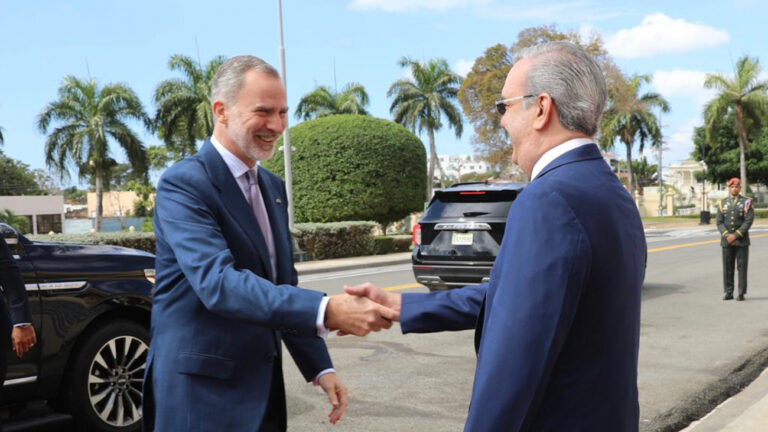 Abinader recibe visita de cortesía del rey de España, Felipe VI