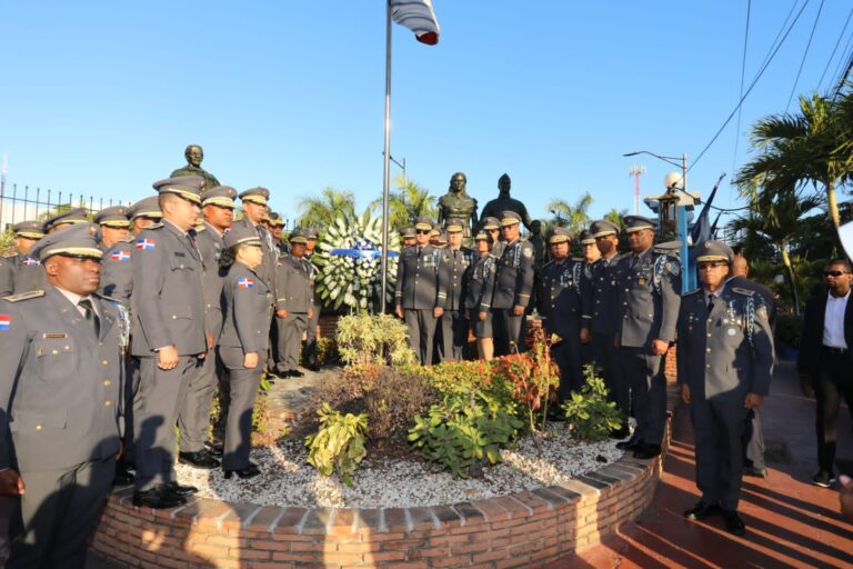 Con la izada de las banderas Nacional inician actos por el 87 aniversario de la PN