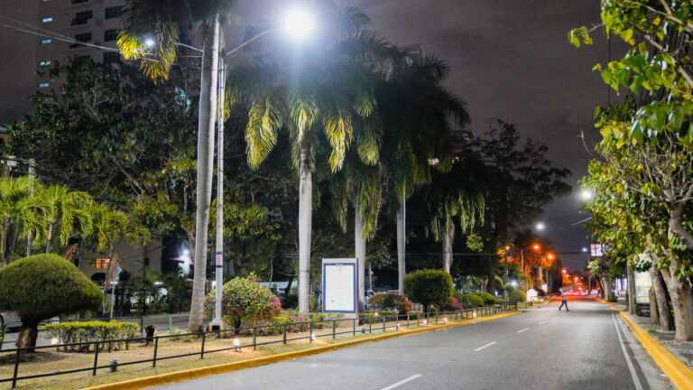 Edesur coloca más de 1,500 luces LED en avenidas del DN