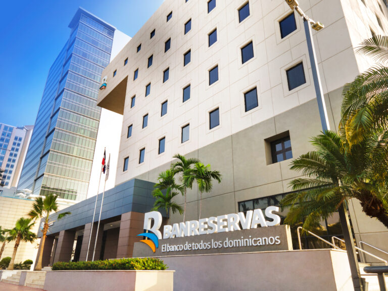 Banreservas lanzará las primeras tarjetas táctiles en el Caribe para personas con discapacidad visual