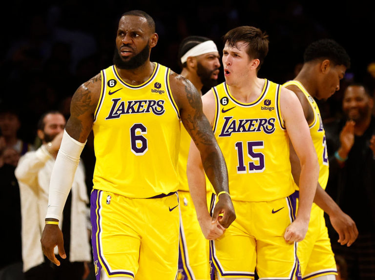 Un histórico LeBron James pone el 3-1 para Lakers