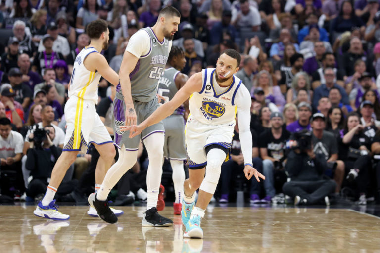 Los Warriors asaltan Sacramento