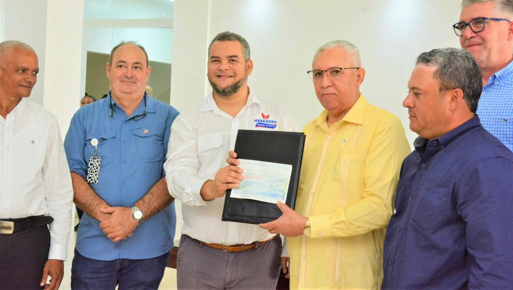 Director FEDA entrega cheques a asociaciones de ganaderos Director FEDA entrega cheques a asociaciones de ganaderos