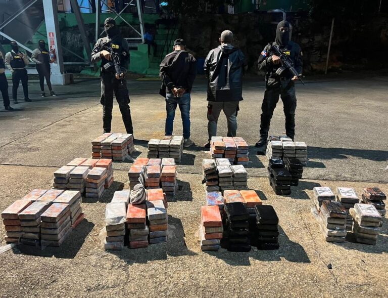 Interceptan lancha con 324 paquetes presumiblemente cocaína