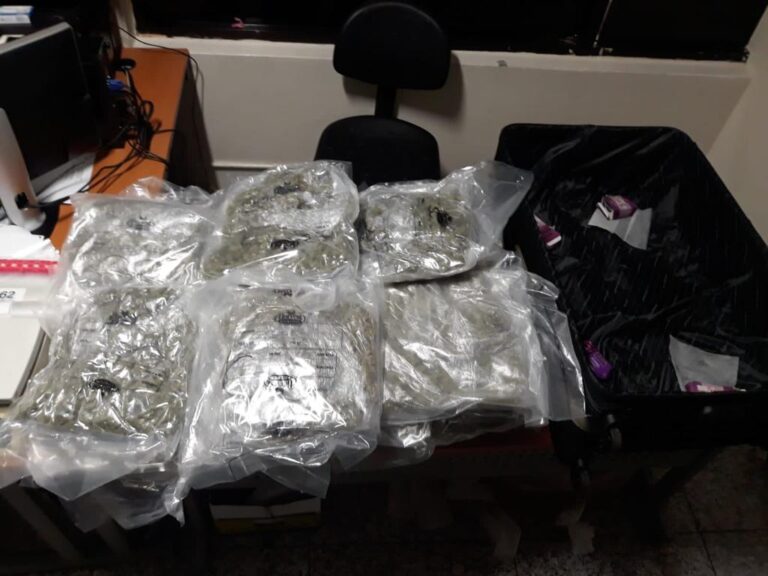 Incautan en el AILA 138 paquetes de marihuana en seis maletas