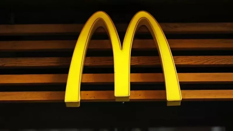 Multan a McDonald's por tener más de 300 menores trabajando