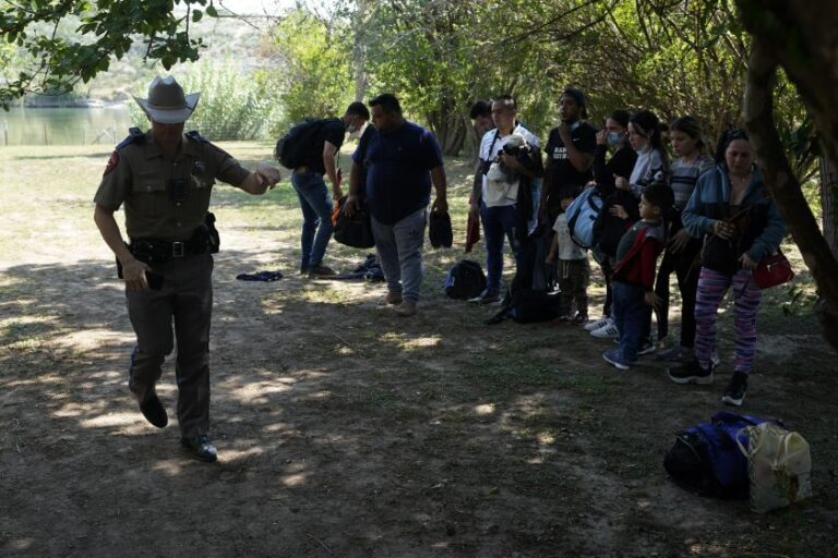 Traficantes cobran 10,000 dólares a migrantes ante el fin del Título 42