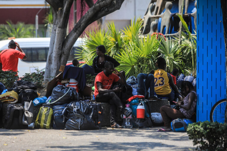 Migrantes haitianos son abandonados en Acapulco