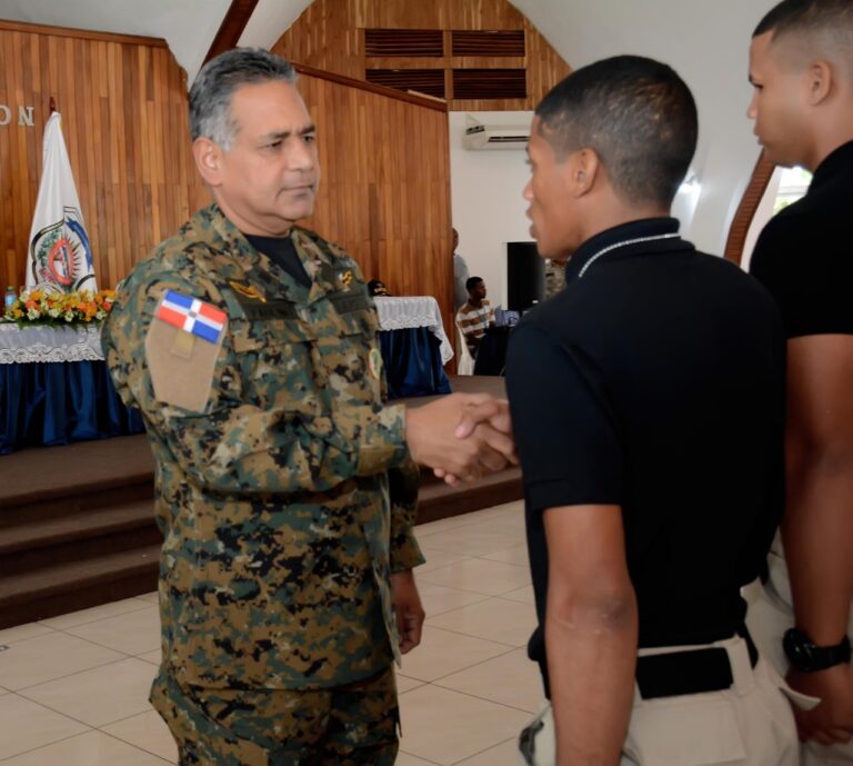 Ministro defensa encabeza graduación agentes DNCD
