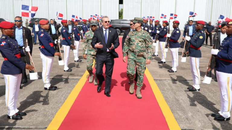 Abinader sale hacia Bahamas para participar en reunión de CARICOM