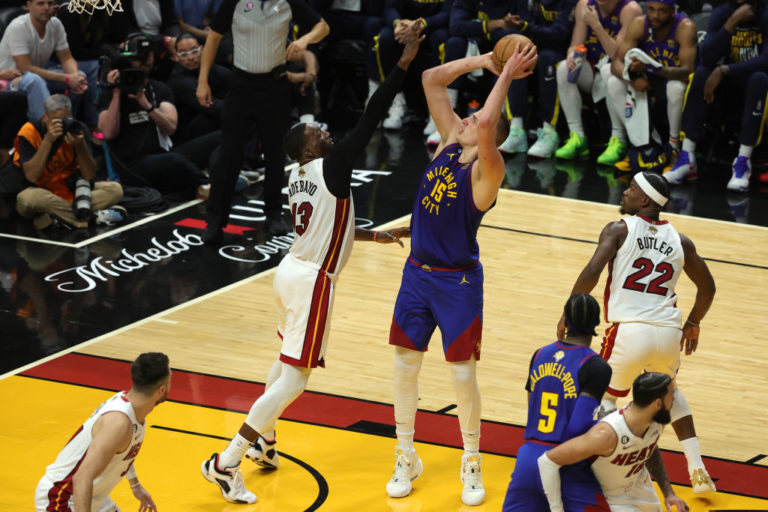 Nuggets responde y vuelve a tomar la delantera