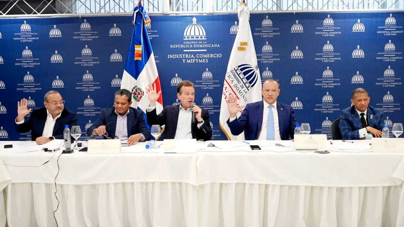 IMG_8760 CNZFE aprueba permisos de instalación de 12 empresas de zonas francas