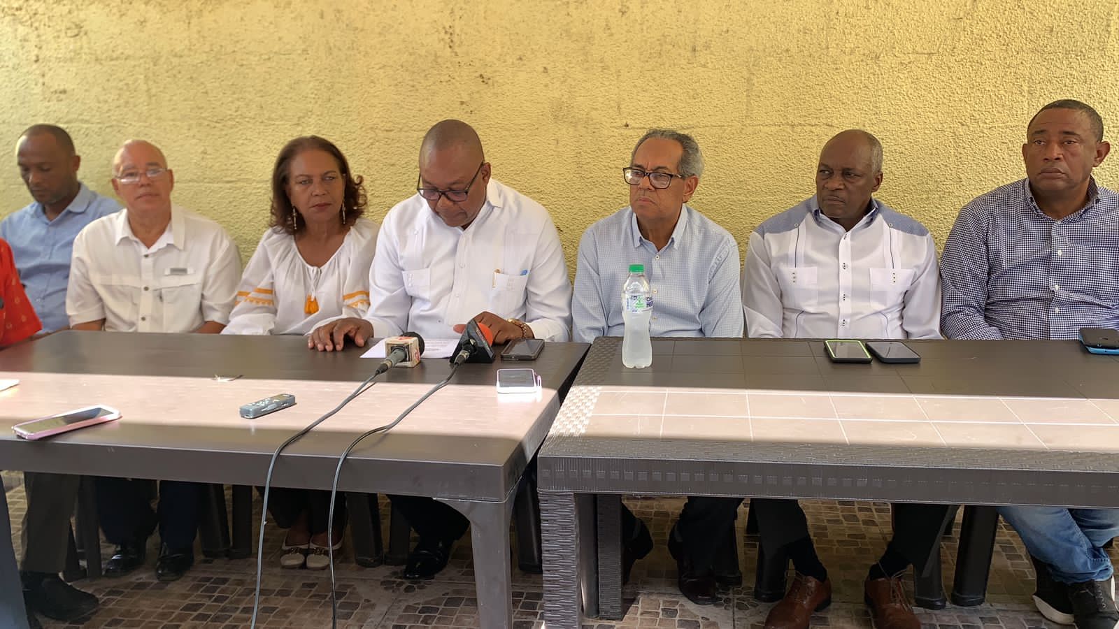 Presidentes del PRM en Peravia, solicitan al Julito Fulcar asumir candidatura a Senador (1)