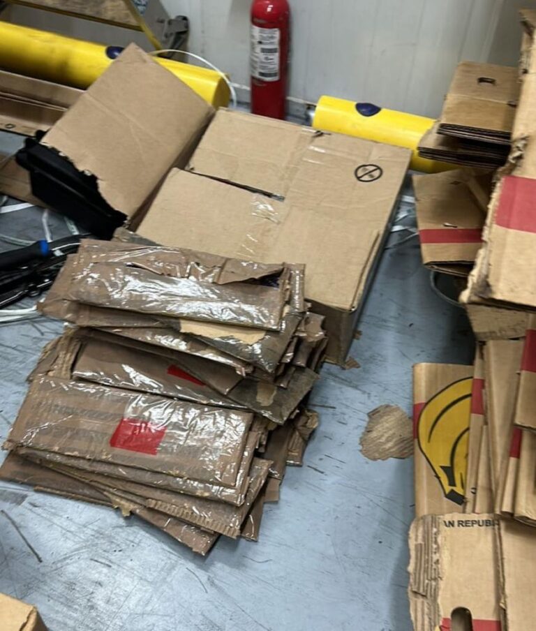 Ocupan camufladas en cajas de bananos 270 láminas presumiblemente cocaína