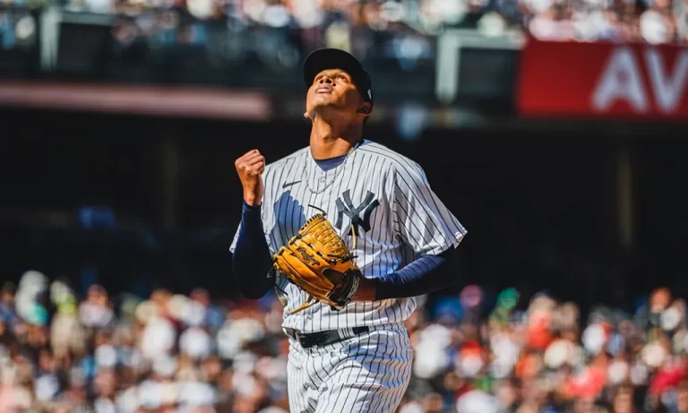 Brito le gana duelo a Castillo y Yankees amarran serie