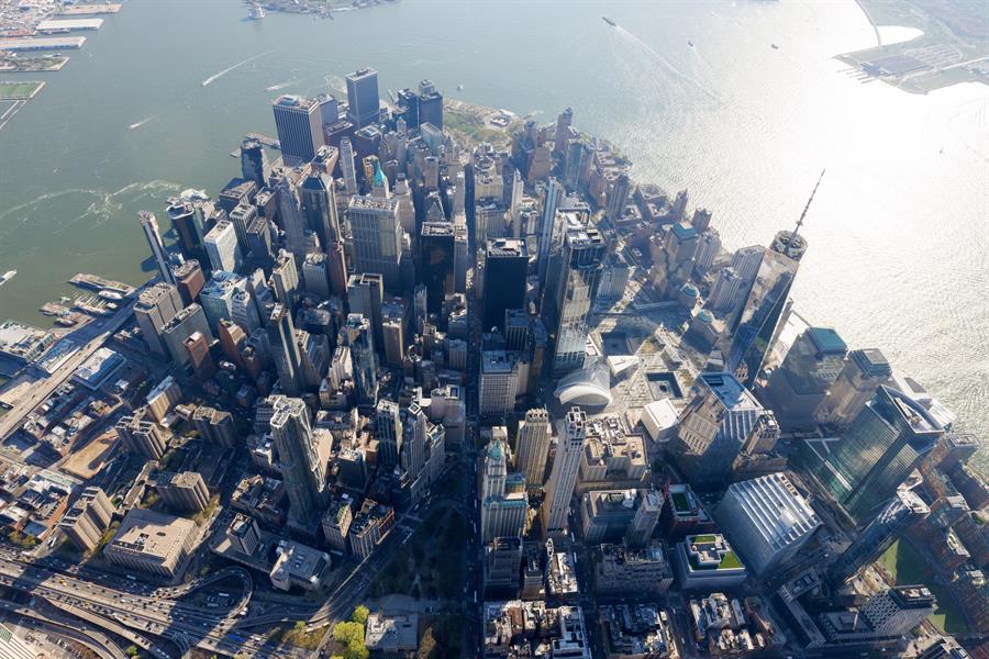 rascacielos-y-a-la-sombra-del-One-World-Trade-Center-en-el-centro-de-Nueva-York Nueva York recibe luz verde para cobrar peaje a los vehículos que entren en Manhattan