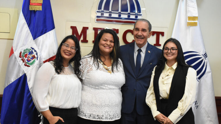 Gobierno envía 10 jóvenes meritorios a estudiar maestrías y doctorados a EEUU