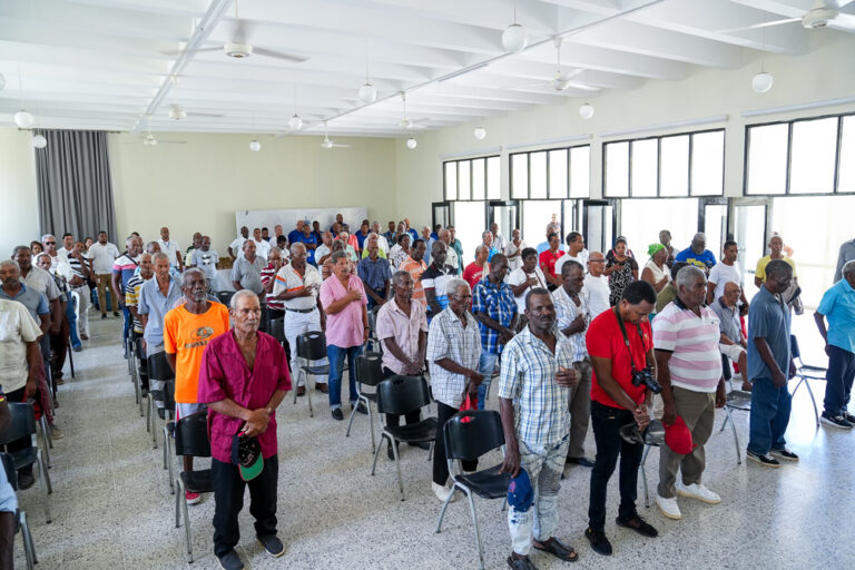 Gobierno otorga pensiones a 69 pescadores de Samaná