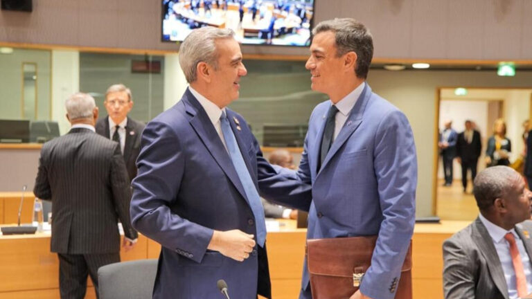 Abinader inicia su jornada en Bruselas con reunión entre líderes europeos y del Caribe