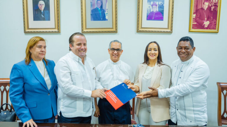 Gobierno entrega recursos para remodelación Catedral de La Vega