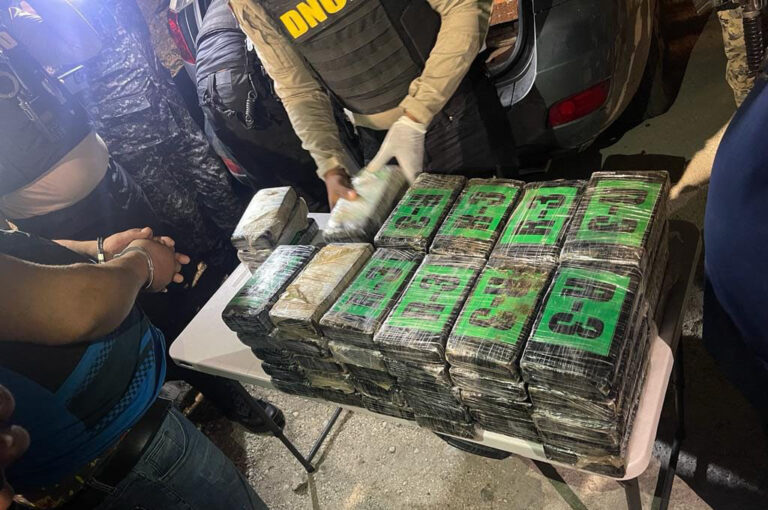 Ocupan 100 paquetes presumiblemente cocaína en Barahona