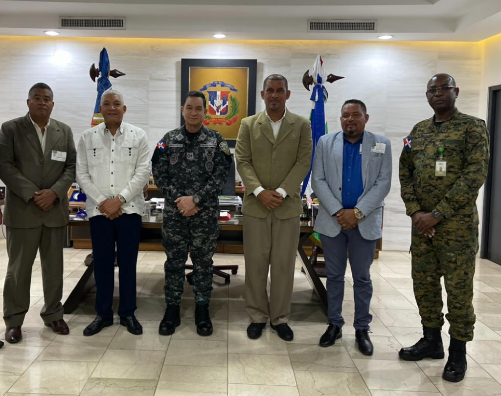 Director de la OMSA y comerciantes de Manoguayabo se reúnen con jefe de la Policía Director de la OMSA y comerciantes de Manoguayabo se reúnen con jefe de la Policía