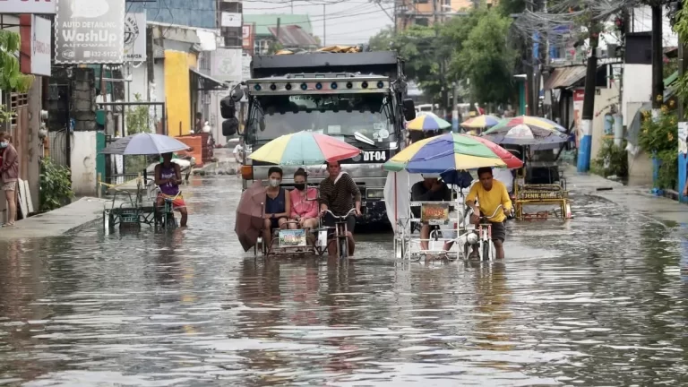 Lluvias dejan dos fallecidos y más de 100,000 evacuados en China