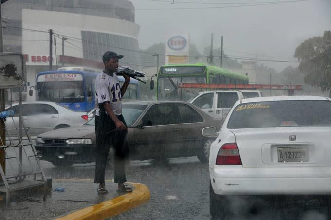 Onda tropical y vaguada provocan aguaceros, tronadas y ráfagas de viento