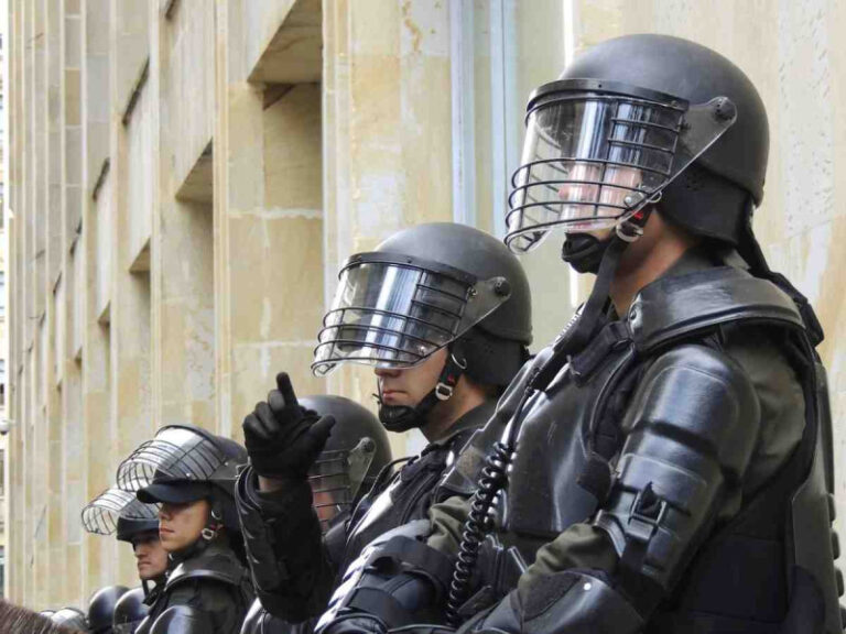 Seis policías blancos admiten torturas a afroamericanos en EEUU