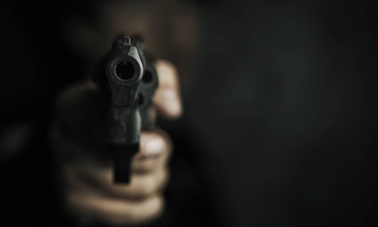 Hombre es baleado en restaurante por un turno