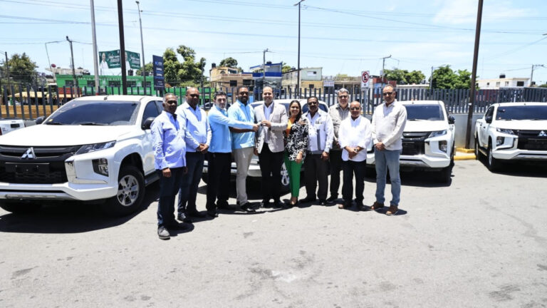 SNS entrega diez camionetas a las nueve regionales de salud