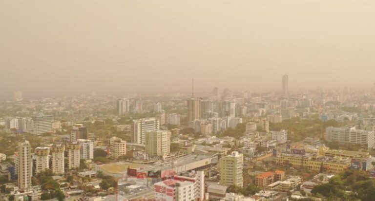 Ambiente caluroso y cielo de aspecto grisáceo