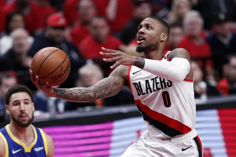 Bucks acuerdan por Damian Lillard y envían a Holiday a Portland