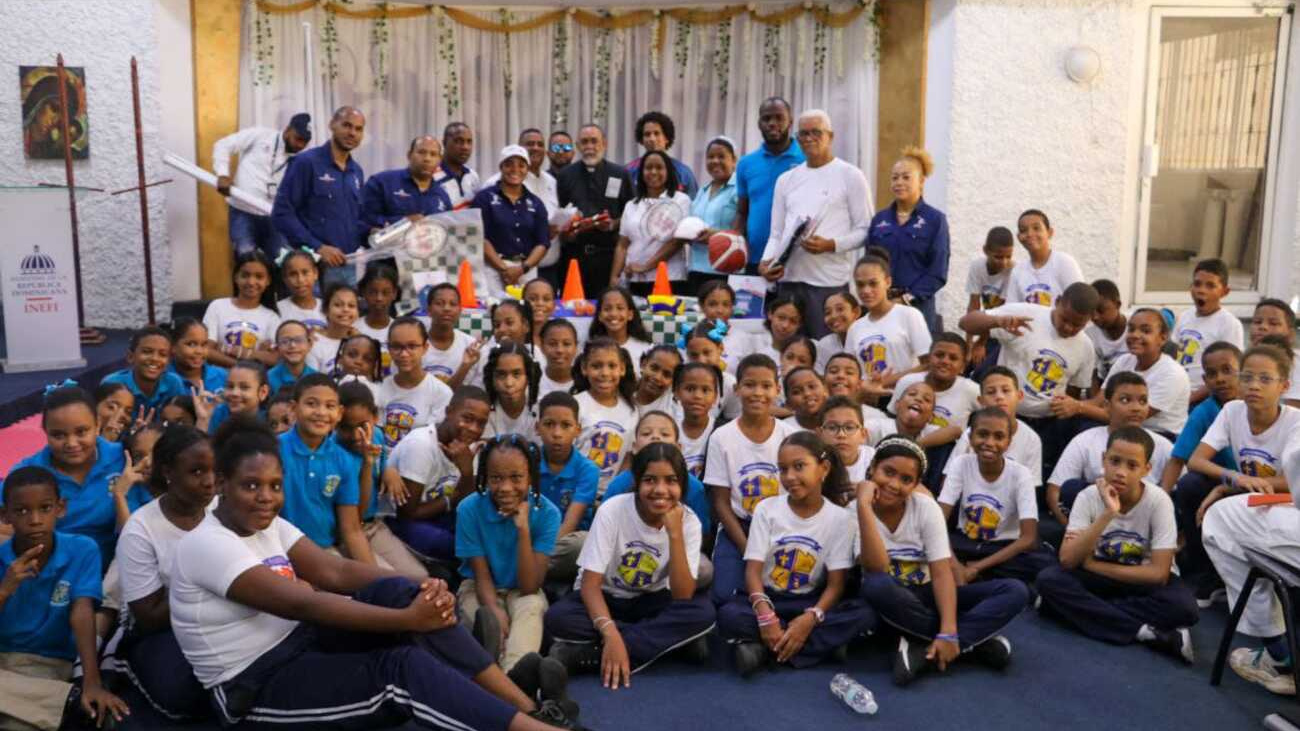 El subdirector general del INEFI INEFI entrega utilería deportiva en Escuela San Gabriel Arcángel