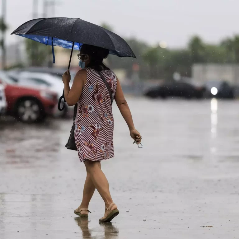 Aguaceros locales con tronadas y ráfagas de viento por vaguada