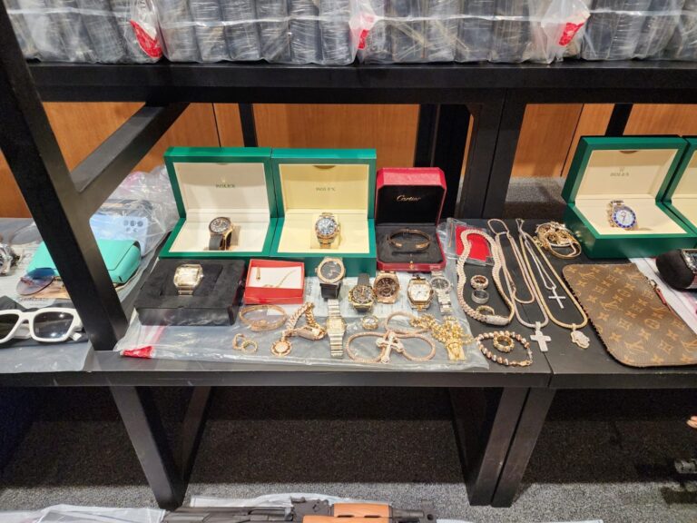 Incautan 93 paquetes, armas, dinero, prendas y vehículos en SPM