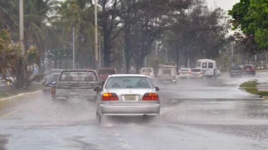 Nublados desde horas matutinas con aguaceros por vaguada