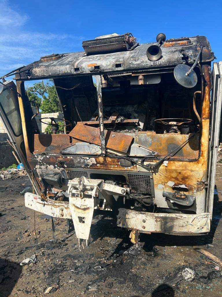 Vándalos incineran camion del ayuntamiento La Caleta
