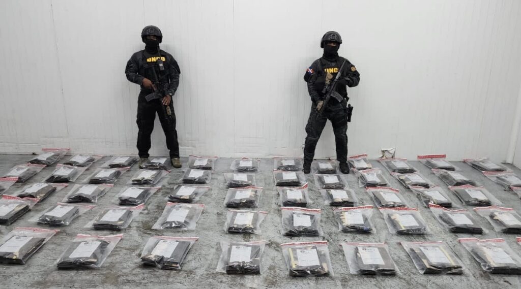 6ba39952-b1d3-4bd0-8cb4-a18711ff8d6b-1024x569 Confiscan otras 591 láminas presumiblemente cocaína