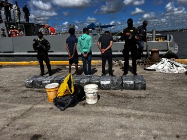 DNCD_1 Incautan 300 paquetes presumiblemente cocaína